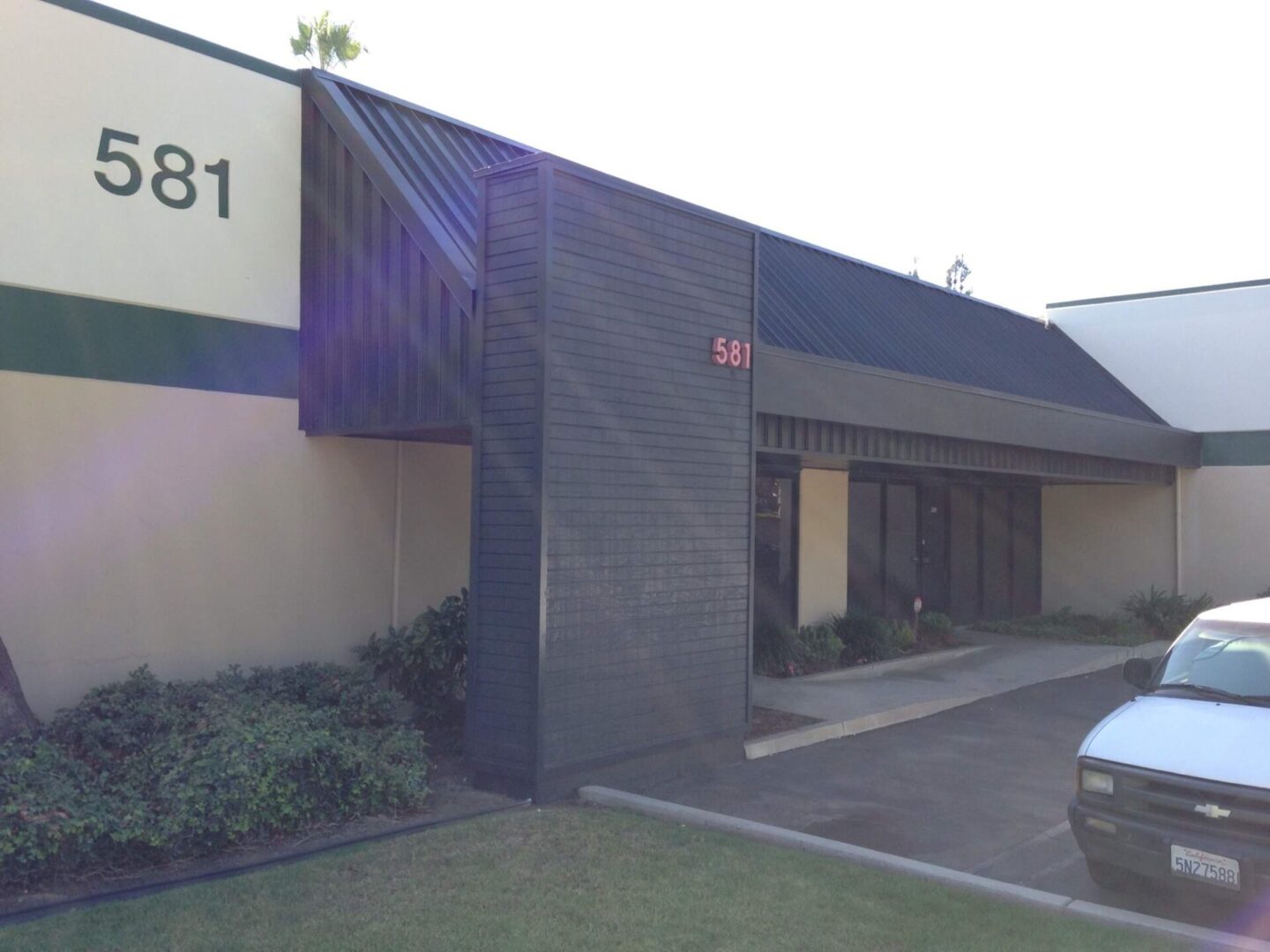 A building with a car parked in front of it.