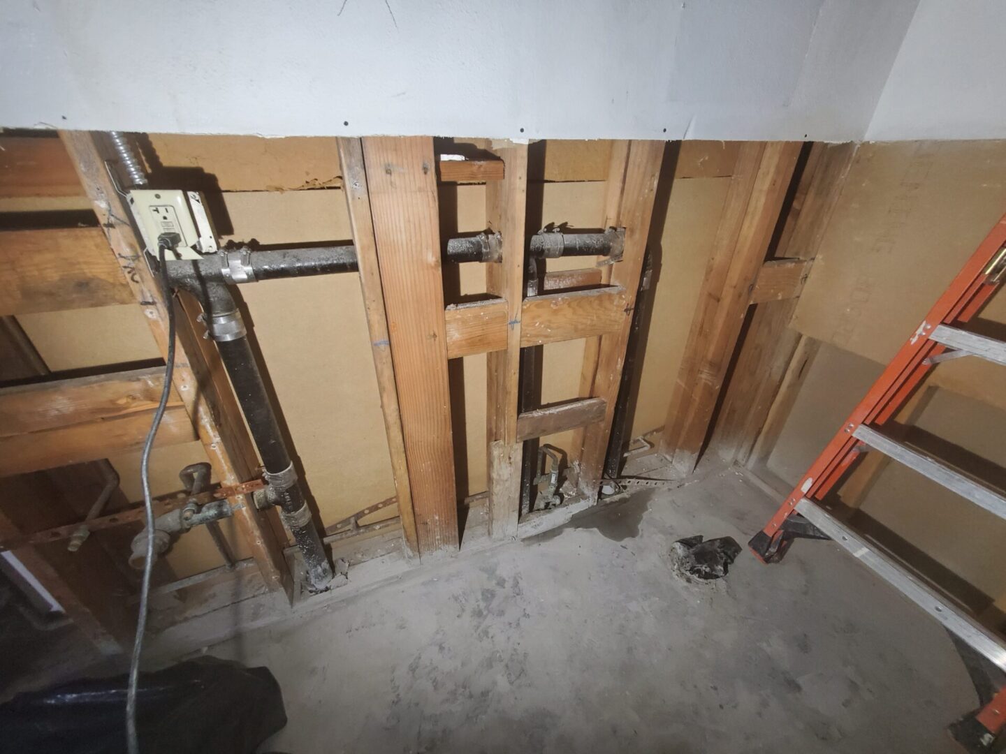 A room with some ladders and wood on the floor