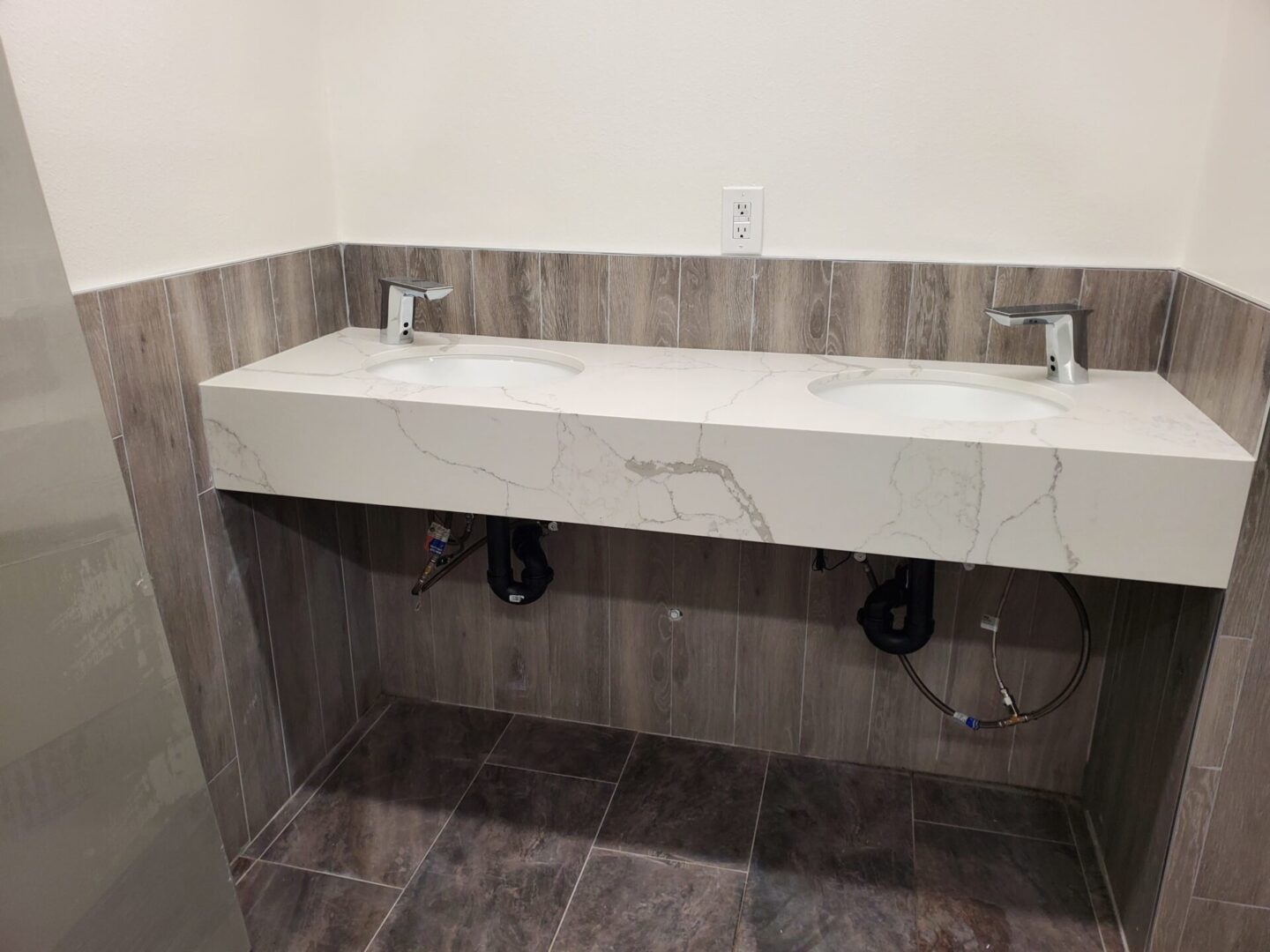 A bathroom with two sinks and a tiled floor.