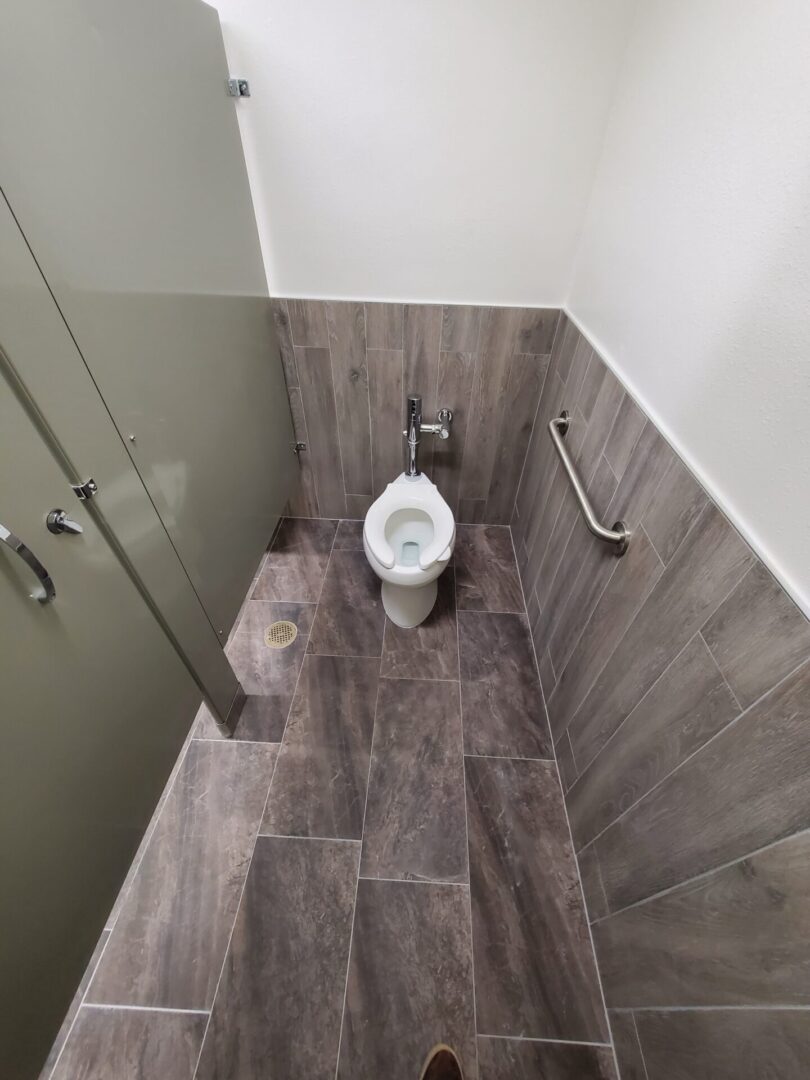 A toilet in the middle of a bathroom.