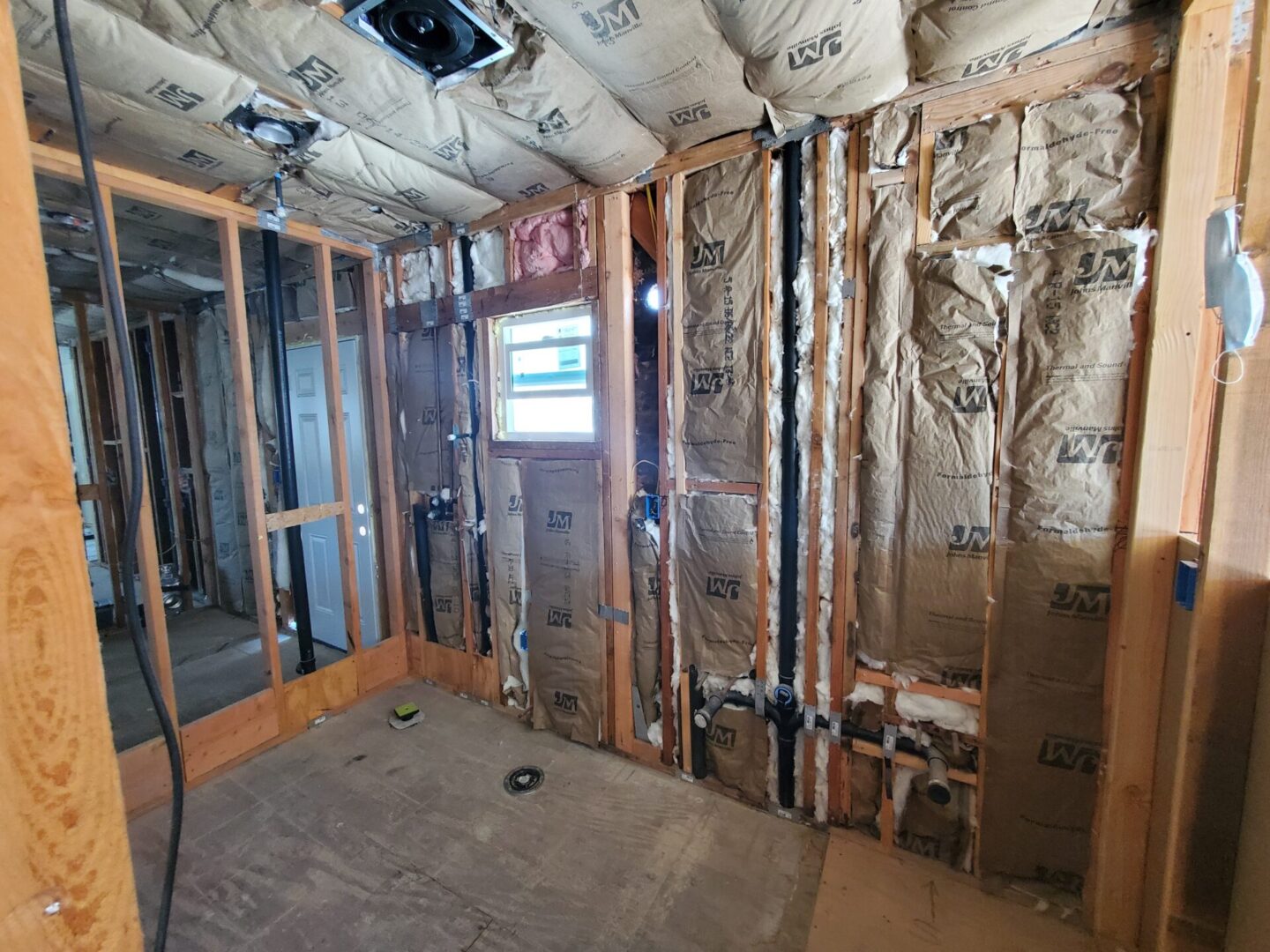 A room with walls and insulation in it