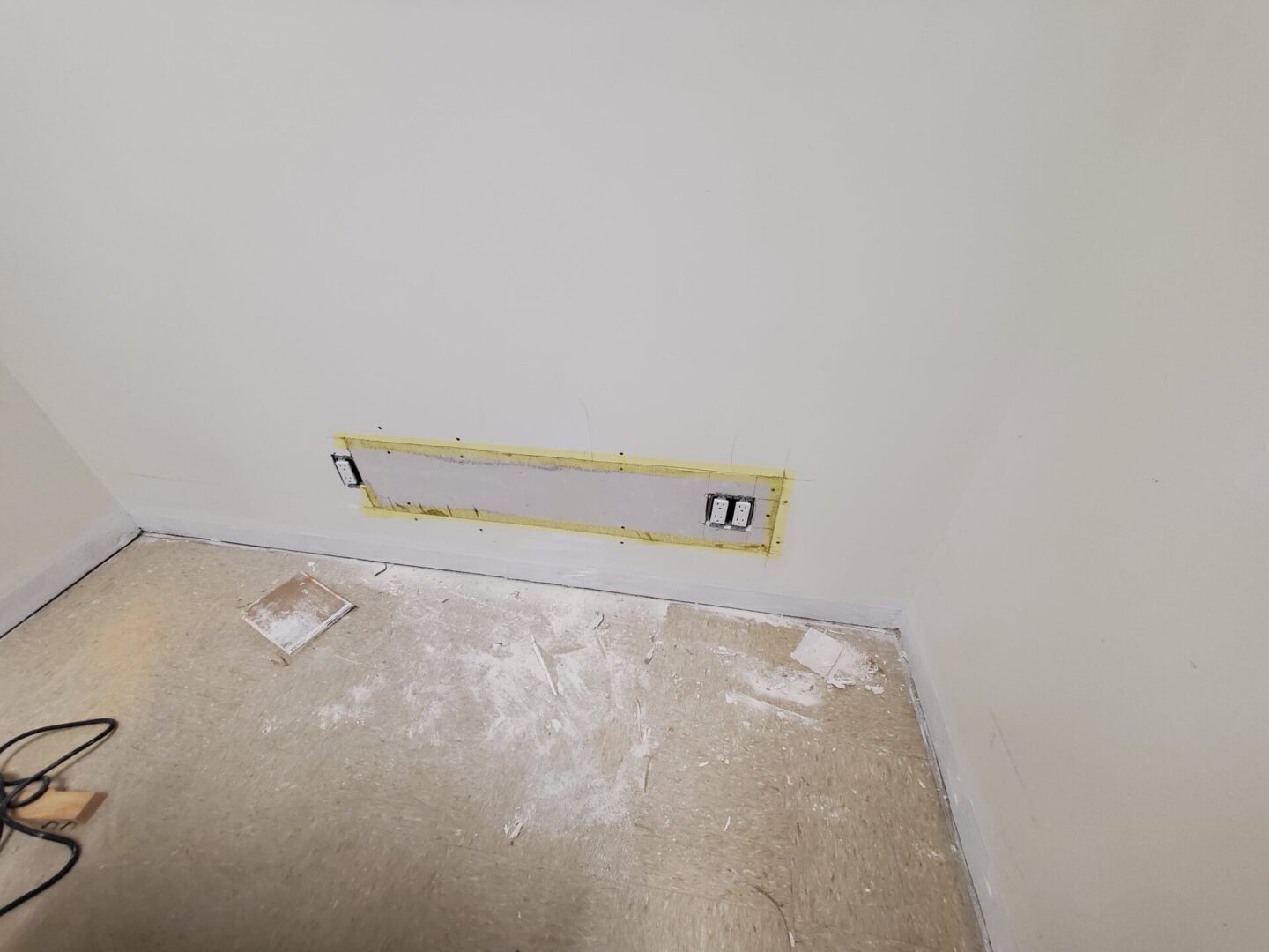 A room with a yellow line on the wall